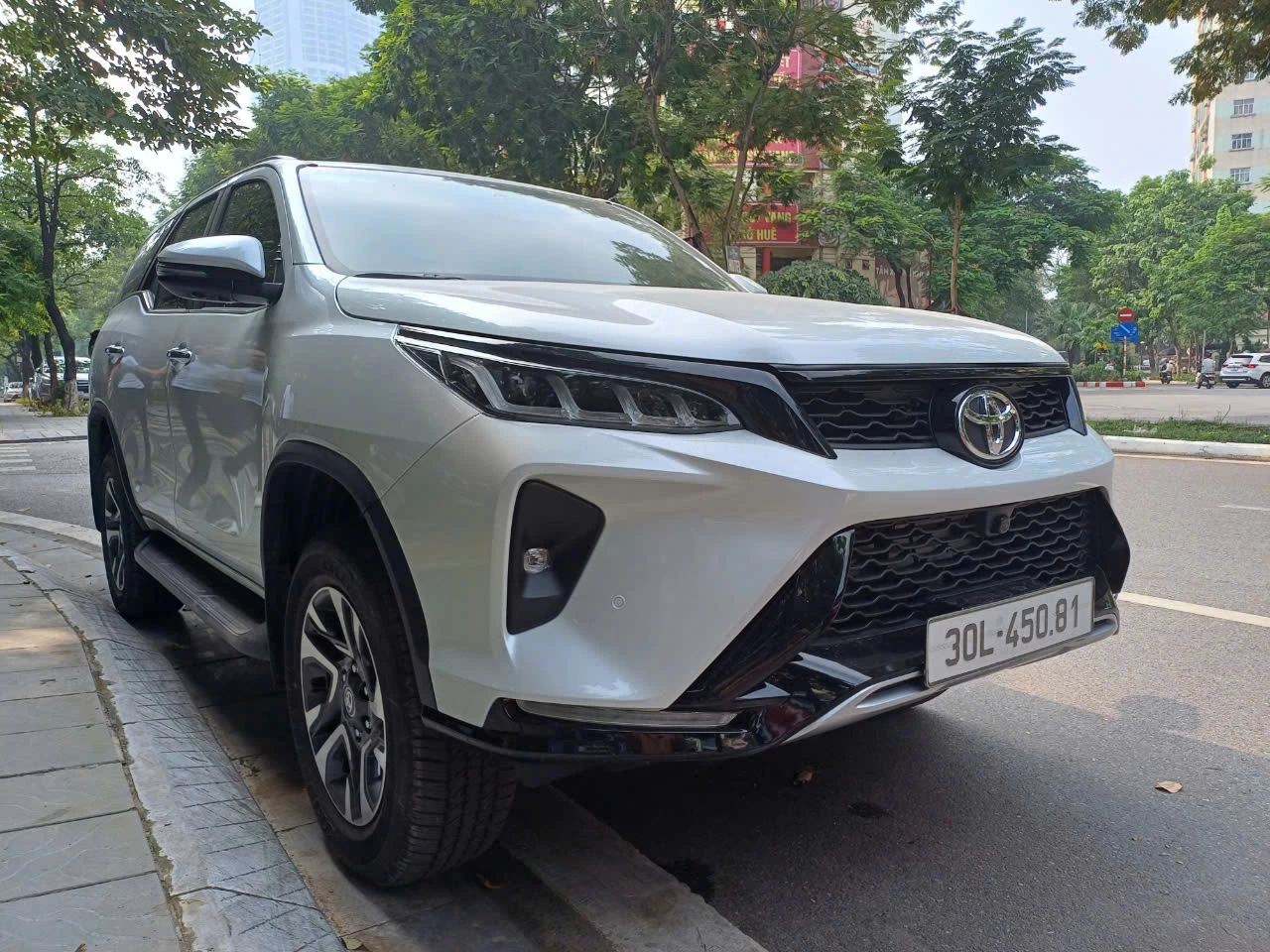 CHO THUÊ XE 7 CHỖ FORTUNER 2022 - 2024 ( MÀU TRẮNG TRẺ TRUNG )